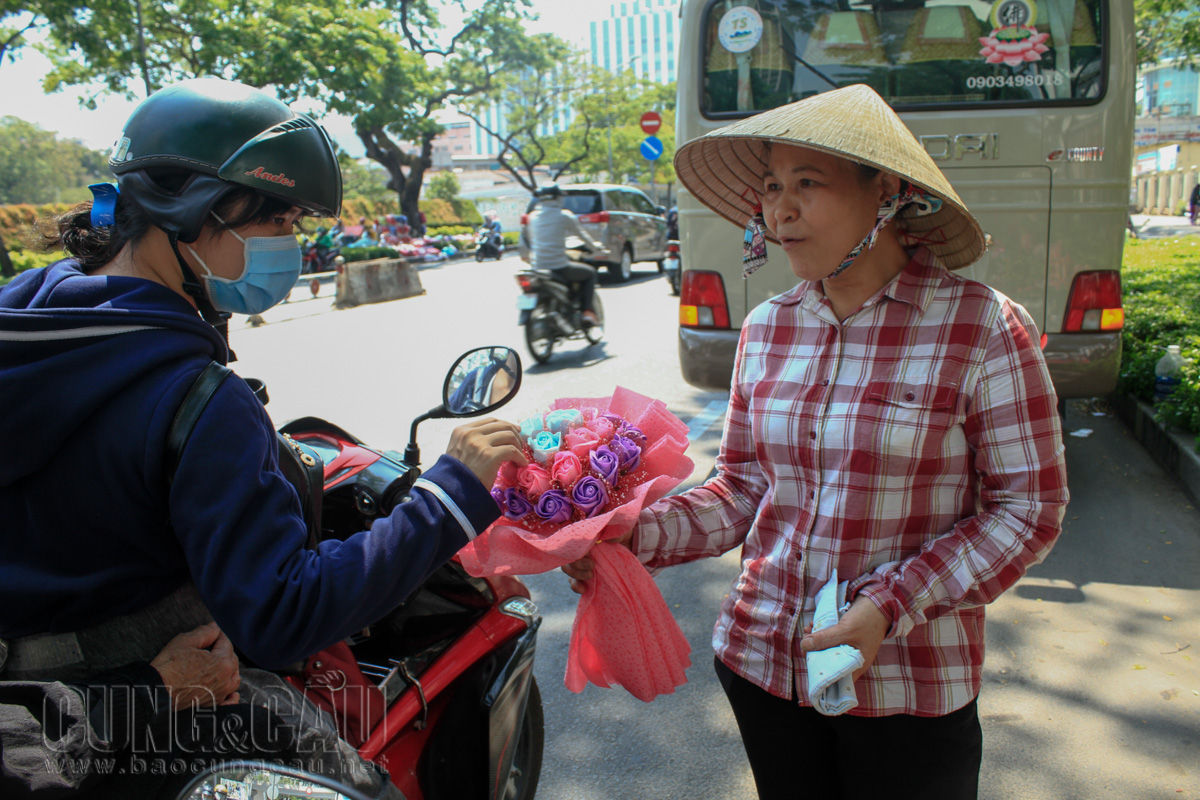   Chị rất nhiệt tình giới thiệu hoa cho khách.              Một mẫu hoa sáp thơm của chị Lê Thị Chính.        