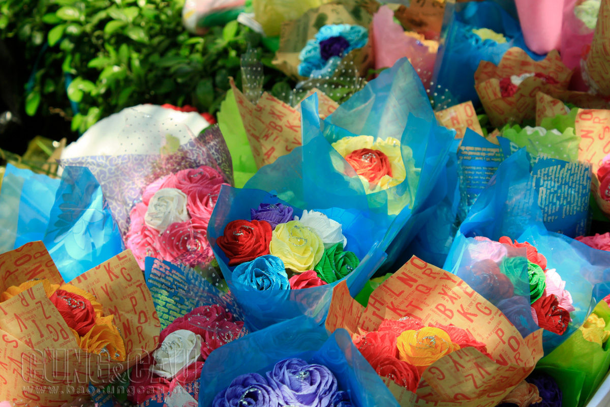 Hoa giấy nhiề màu sắc, giá khá rẻ so với hoa tươi.