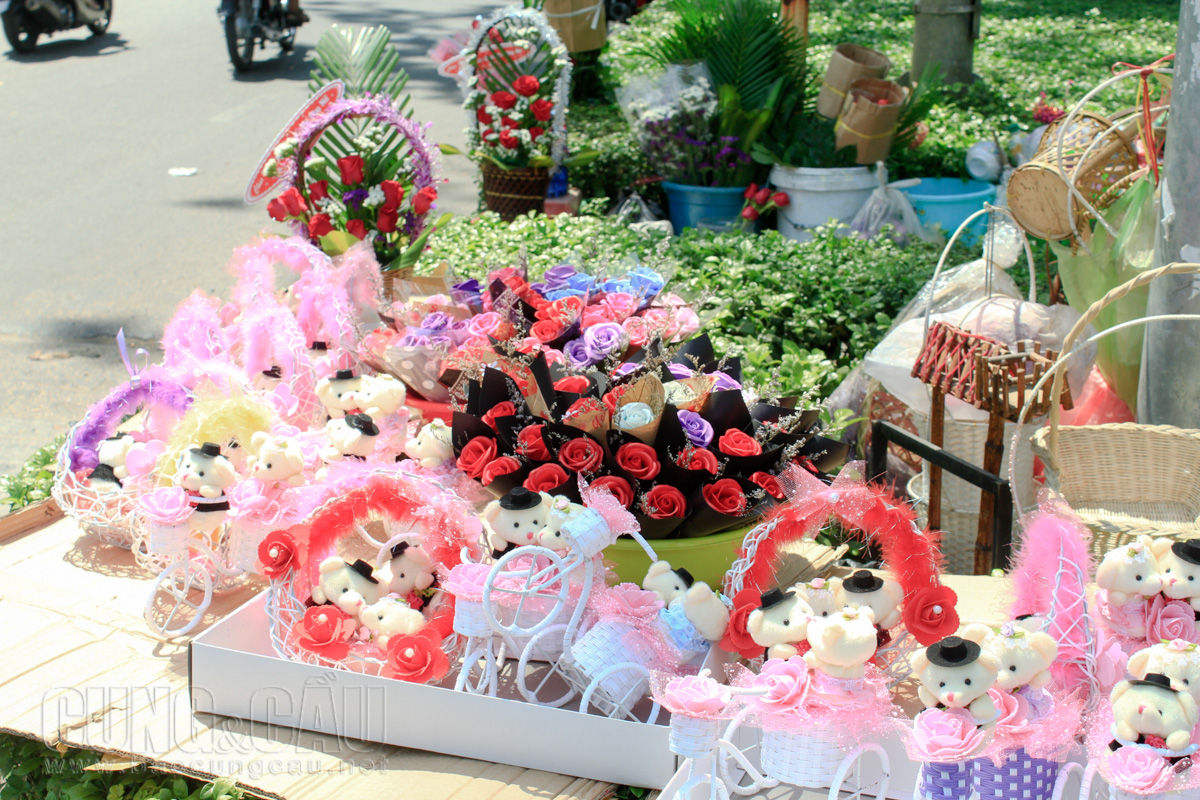 Một gian trưng bày những món quà thường thấy trong các dịp lễ hoa tươi, gấu bông, hoa giả...