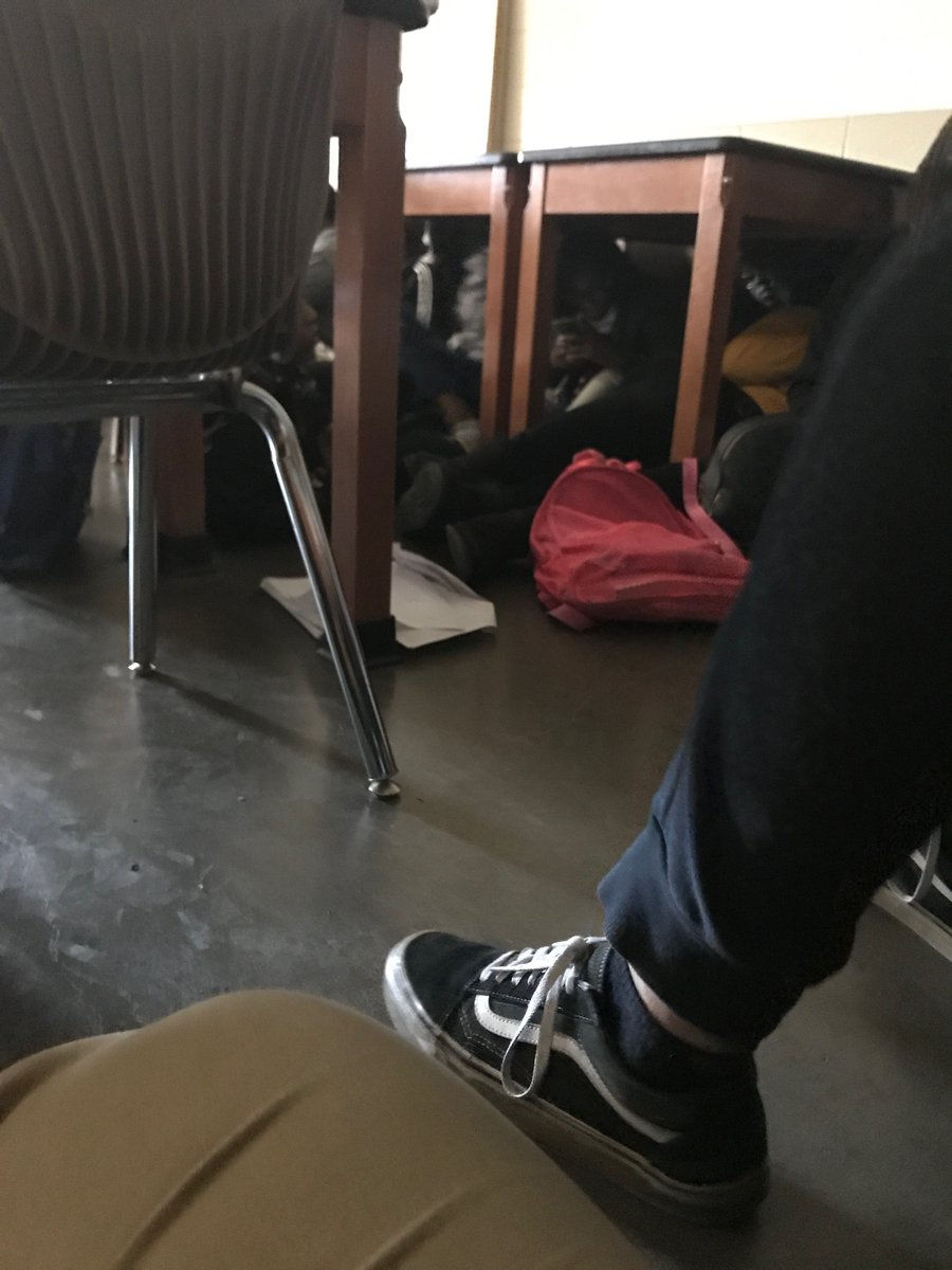 Các học sinh chui vào gầm bàn để trốn sau vụ nổ súng.