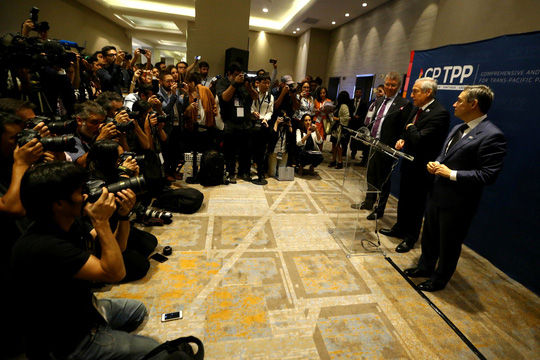Một số bộ trưởng phát biểu với giới truyền thông trước lễ ký ở Chile. Ảnh: Reuters.