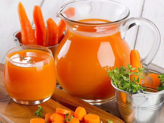 Nước ép cà rốt: Cà rốt chứa carotene giúp chống lại ung thư, loại bỏ độc tố và kim loại nặng từ thận. Chất xơ trong cà rốt ngăn ngừa chất độc và loại bỏ chúng khỏi cơ thể.