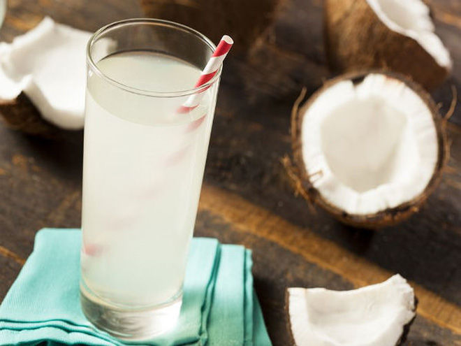 Nước dừa là một thức uống tươi tự nhiên rất tốt cho thận của bạn. Nó chứa ít đường, ít axit và không có calo, đồng thời có nhiều chất điện giải thúc đẩy chức năng thận thích hợp. Bạn có thể hydrate cơ thể của bạn chỉ đơn giản bằng cách uống nước dừa.