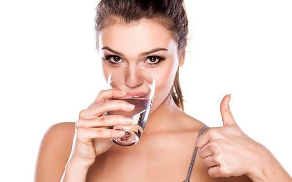 Uống đủ 2 lít nước mỗi ngày để giúp cung cấp độ ẩm cho da, thải độc, giúp cơ thể khoẻ mạnh hơn. Ảnh minh họa (nguồn Internet).