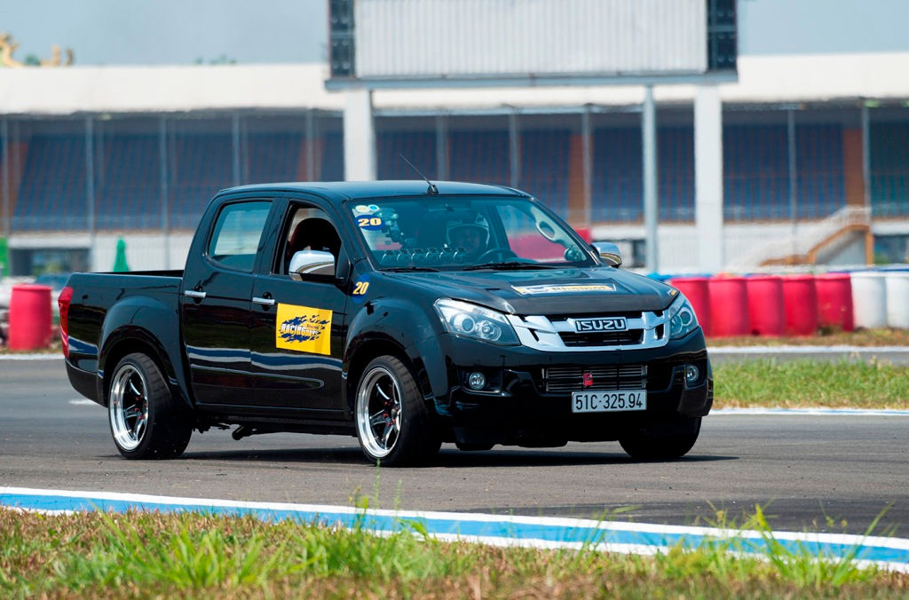 Xe bán tải Isuzu D-Max xuất hiện gây nhiều sự chú ý tại Rheinol Racing Days