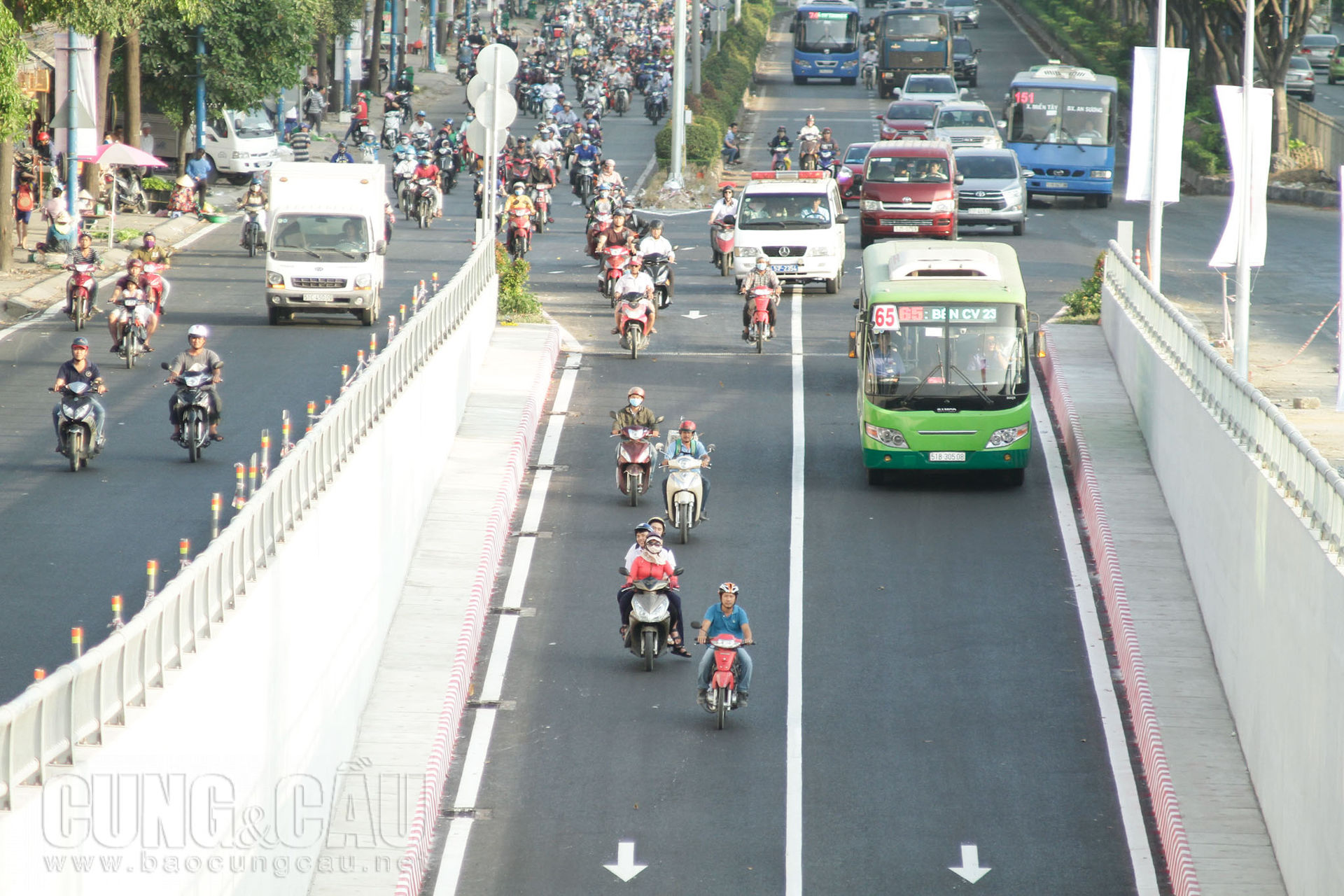 Ngay khi không có người canh tại cửa vào hầm, các xe máy lập tức di chuyển vào hầm.