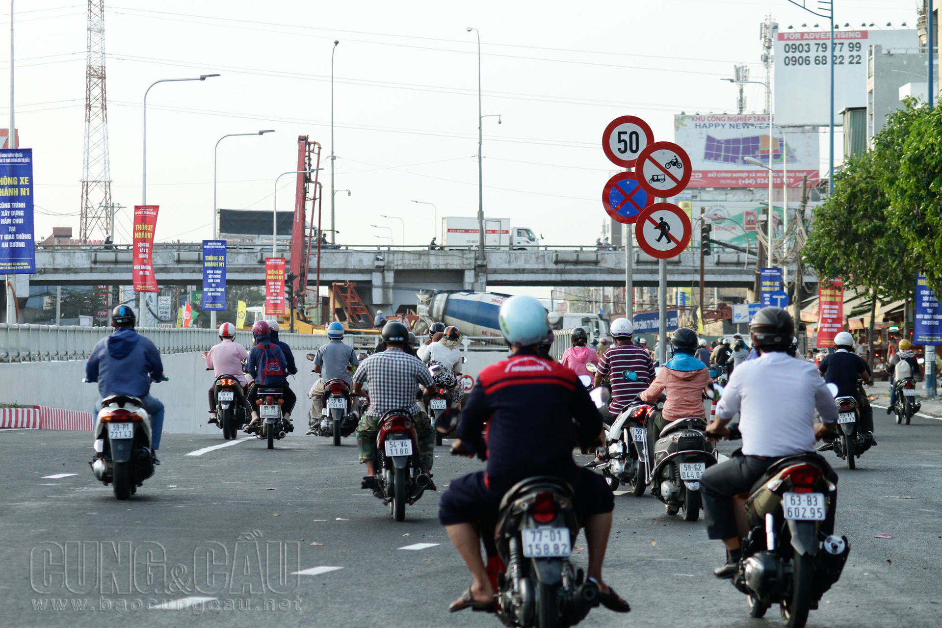 Bất chấp biển cấm ngay trước cổng hầm.