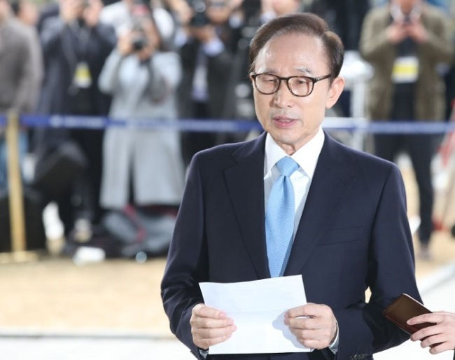 Cựu Tổng thống Lee Myung-bak chính thức bị thẩm vấn do cáo buộc tham nhũng.