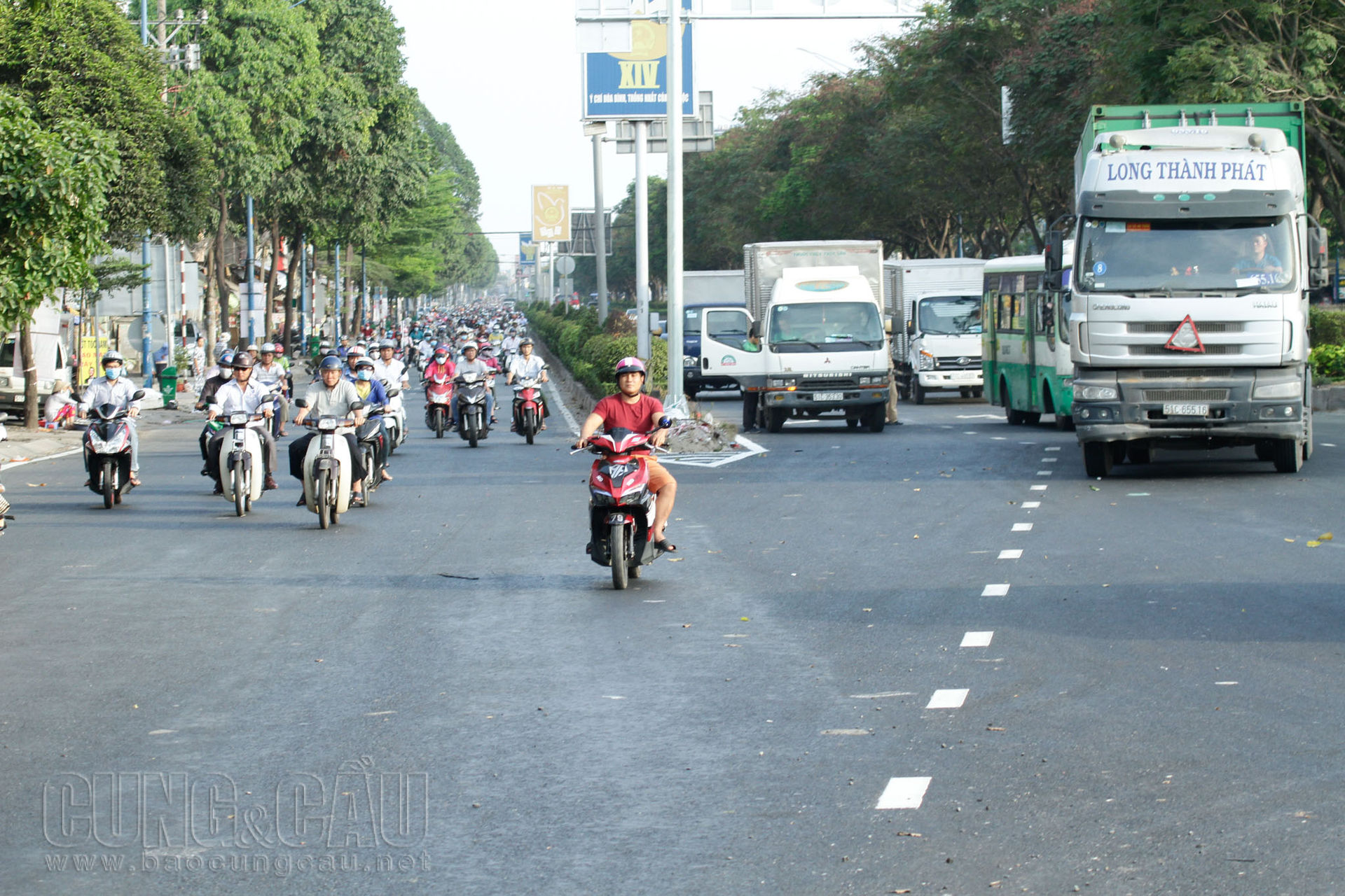 Khi có người canh, các xe lưu thông đúng với quy định.