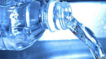 Phát hiện đáng lo ngại về hạt nhựa trong nước đóng chai.