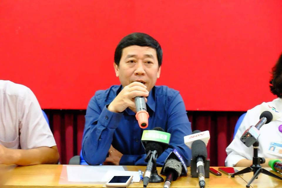 Ông Nguyễn Đức Vinh trả lời báo chí trong cuộc họp báo sáng nay.