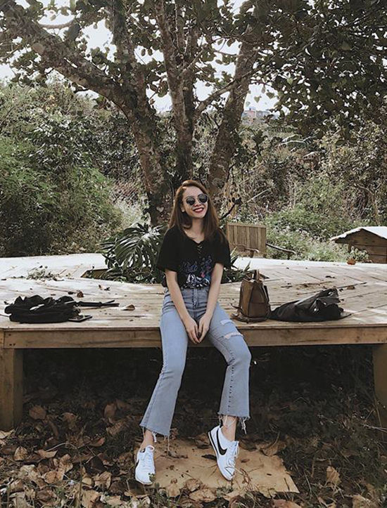 Áo thun, quần jean và giầy sneaker là lựa chọn của Yến Trang khi đi dạo phố, vui chơi ở những khu du lịch nổi tiếng. Đây là kiểu trang phục đơn giản và giúp bạn gái có được sự thoải mái khi phải di chuyển nhiều.