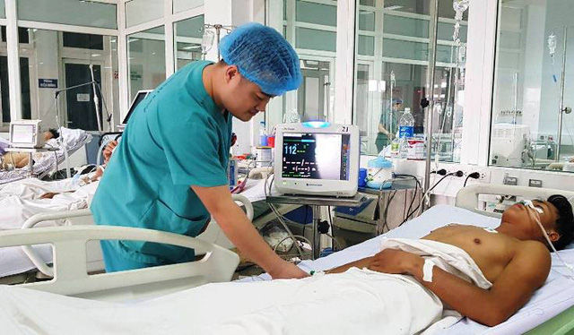 Một nạn nhân trong vụ ngộ độc rượu ở Nghệ An được cấp cứu.