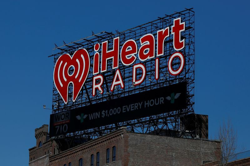 Mạng lưới điều hành 849 đài phát thanh ở Mỹ xin phá sản vì áp lực quảng cáo.