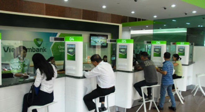 Vietcombank tiếp tục thu phí khách hàng sử dụng thẻ ATM.