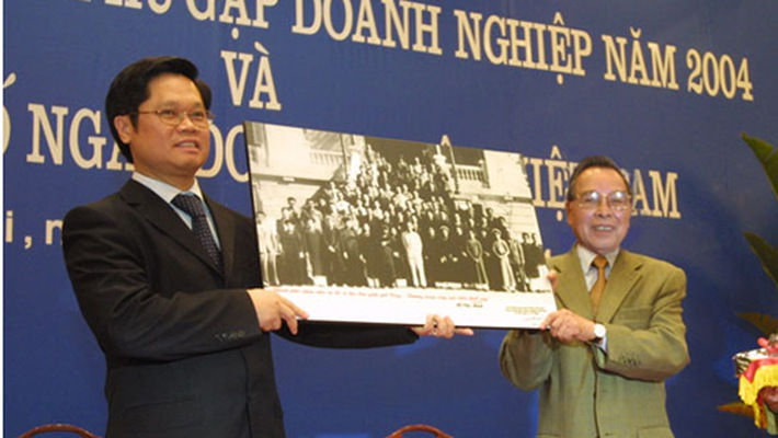 Thủ tướng Phan Văn Khải tặng Chủ tịch VCCI Vũ Tiến Lộc bức tranh Bác Hồ với giới công thương Hà Nội nhân dịp công bố 
