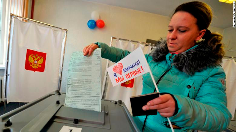 Một phụ nữ chuẩn bị bỏ phiếu tại một trạm bỏ phiếu ở Yelizovo, Nga. Ảnh: CNN
