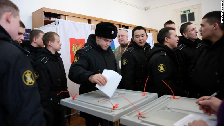 Những thủy thủ quân đội bỏ phiếu tại một trạm bỏ phiếu ở thành phố cảng Vladivostok ở phía đông nước Nga. Ảnh: CNN