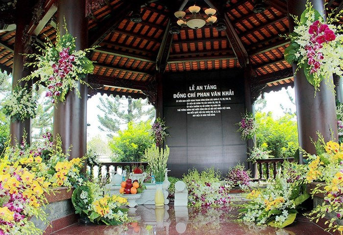   Phía trong nhà mồ hiện lên dòng chữ: Lễ an táng đồng chí Phan Văn Khải.  