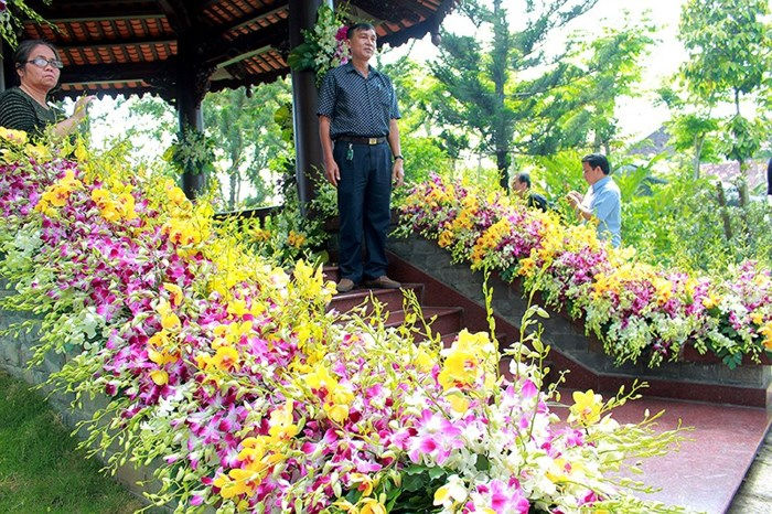 Lối vào nhà mộ được phủ đầy hoa lan, loài hoa mà cả hai vợ chồng ông Phan Văn Khải đều yêu thích.