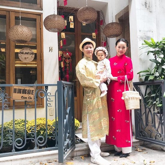 Vợ chồng Phan Như Thảo bên con gái gần 1 tuổi rưỡi.