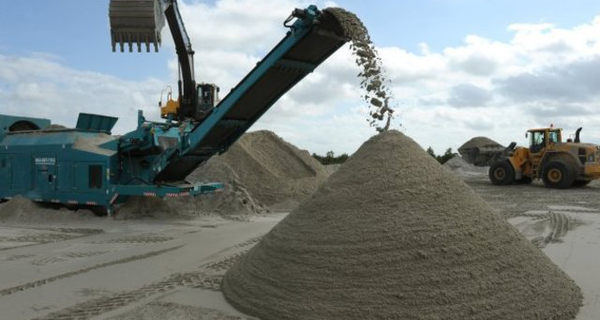 Nhiều doanh nghiệp đang muốn sản xuất cát nhân tạo và biến cát biển thành cát xây dựng. 