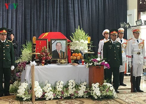 Sáng 17/3, khi biết tin nguyên Thủ tướng Phan Văn Khải qua đời, nhiều lãnh đạo thành phố, người thân, người dân địa phương đến tư gia viếng.