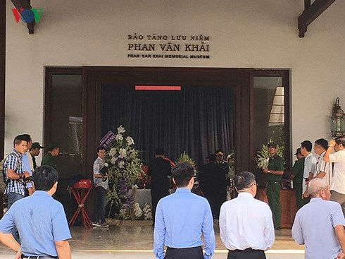 Linh cữu nguyên Thủ tướng Phan Văn Khải đang được quàn tại tư gia, ở khu vực lưu trữ các tư liệu liên quan đến cuộc đời ông.