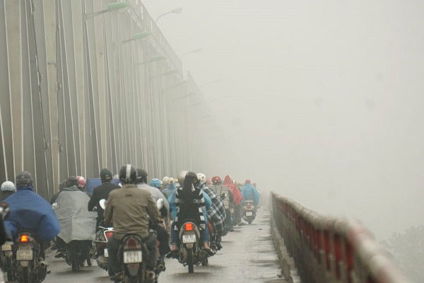 Người dân khi tham gia lưu thông cần cẩn trọng với hiện tượng sương mù khiến tầm nhìn hạn chế,