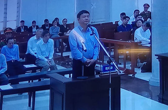 Ông Đinh La Thăng trong phiên xét xử chiều 19/3 - Ảnh chụp qua màn hình.