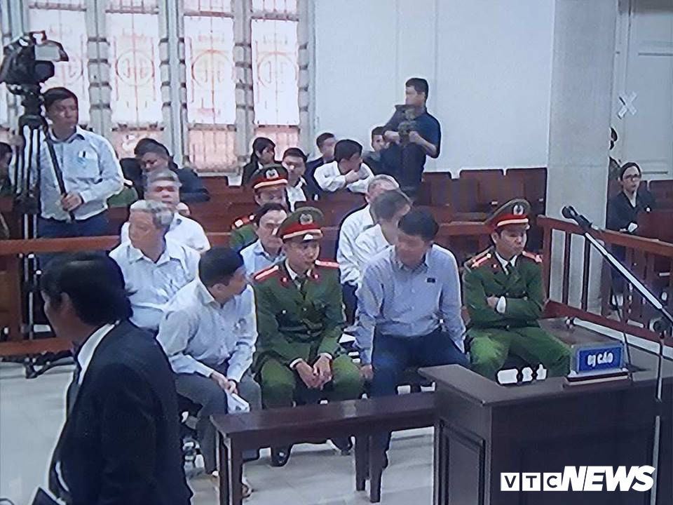 Ông  Đinh La Thăng (thứ 2 từ phải sang) có mặt trong phiên tòa.