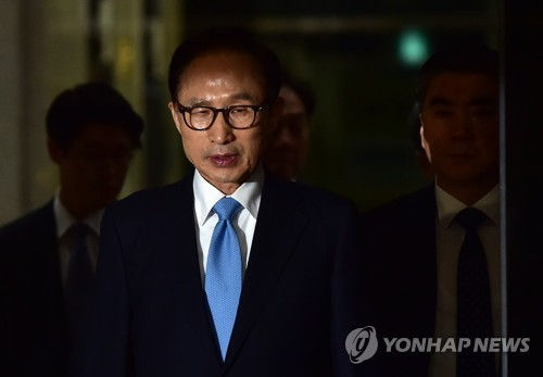 Cựu Tổng thống Lee Myung-bak bị phía công tố yêu cầu bắt giữ.