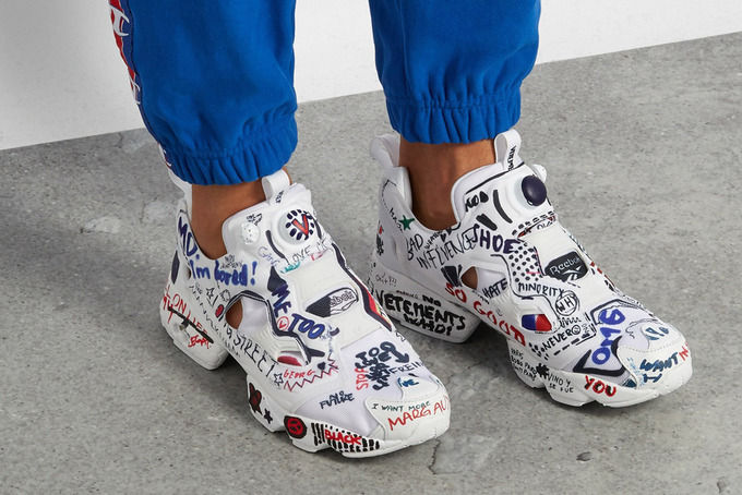 Sự kết hợp của Reebok Instapump Fury và Vetements đã cho ra đời dòng giày InstaPump Fury. Trong hình là phiên bản có giá dao động khoảng 1.000 USD (khoảng 23 triệu đồng). 