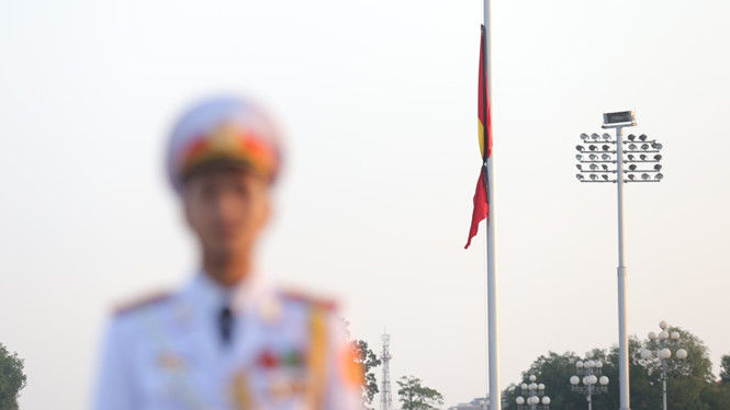 Quốc kỳ có dải băng tang ở Quảng trường Ba Đình.