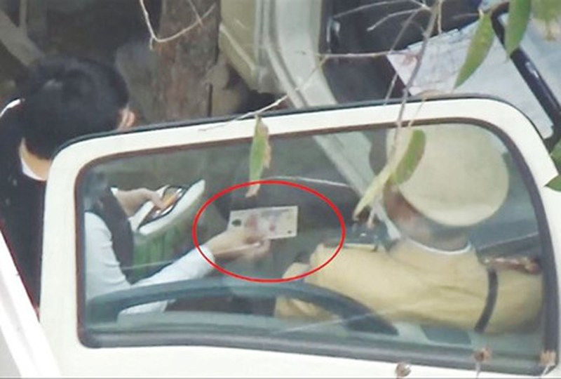 Hình ảnh được cho là Cảnh sát giao thông Hà Nội nhận tiền của người vi phạm.