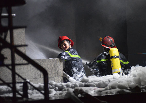Hiện rất đông lính cứu hoả vẫn đang miệt mài khắc phục hậu quả sau vụ cháy. (Nguồn VnExpress).
