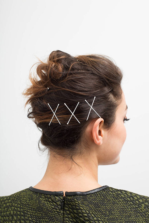 Cặp tăm vắt chéo tạo hình chữ X vừa giúp cố định vừa làm nổi bật kiểu tóc.