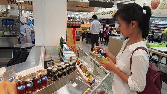 Người tiêu dùng mua đồ Hàn Quốc tại siêu thị Emart ở TP.HCM.