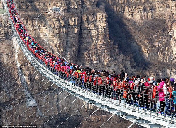 Cây cầu treo đáy kính dài 488 m tại khu thắng cảnh Hongyagu, tỉnh Hà Bắc, bắt đầu đi vào hoạt động, đón du khách tới tham quan và trải nghiệm từ tháng 12/2017.