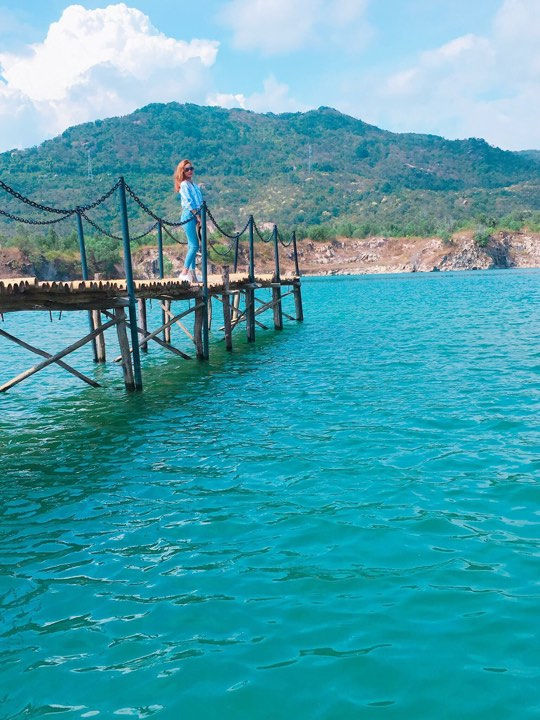 Nhờ vẻ đẹp tự nhiên, Hồ Đá Xanh được rất nhiều bạn trẻ chọn làm điểm tham quan dịp cuối tuần.