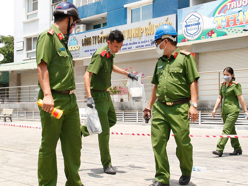Cảnh sát thu nhiều mẫu vật chứng để phục vụ công tác điều tra làm rõ vụ cháy. Ảnh Nguyễn Tân.