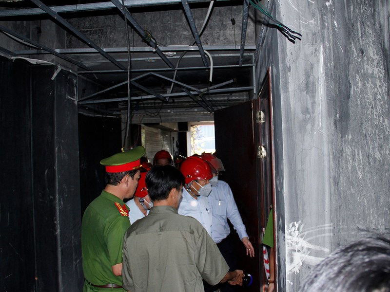 Phó Thủ tướng Trương Hòa Bình cũng đến kiểm tra hiện trường vụ cháy vào ngày 25/3. Ảnh Nguyễn Tân.