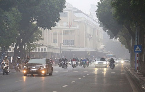   Thành phố Hà Nội chìm trong sương mù và mưa lất phất. (Ảnh minh họa: Nguồn Internet)  