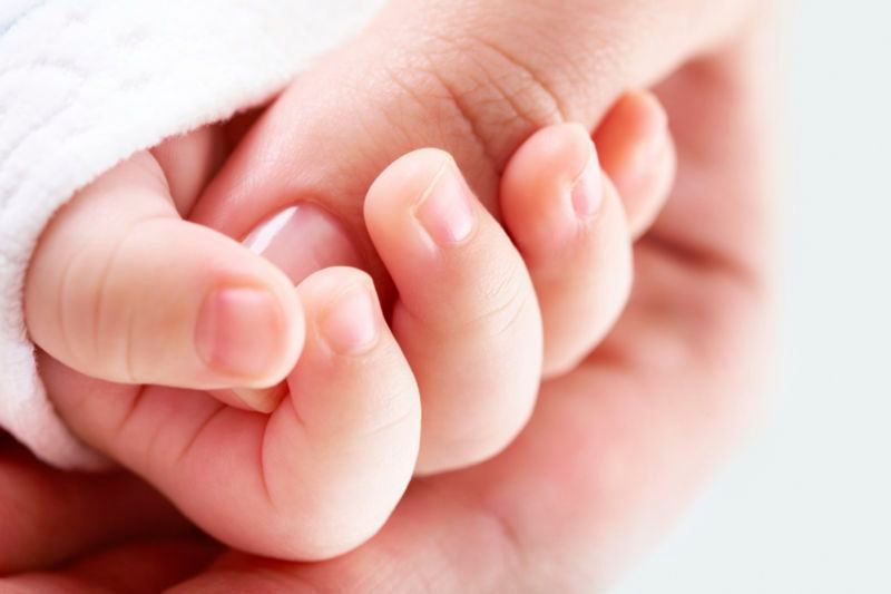 Móng tay của em bé có thể mềm mại nhưng chúng có những cạnh sắc nguy hiểm. Vì vậy mà chúng cần được cắt thường xuyên để tránh tạo nên các vết thương không đáng có khi trẻ quờ tay. Ảnh minh họa (nguồn Internet).