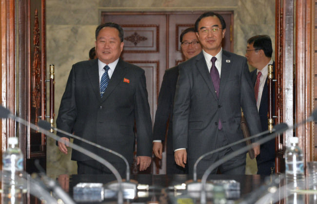 Bộ trưởng Thống nhất Hàn Quốc Cho Myoung-gyon (phải) ông Ri Son-gwon của Triều Tiên.
