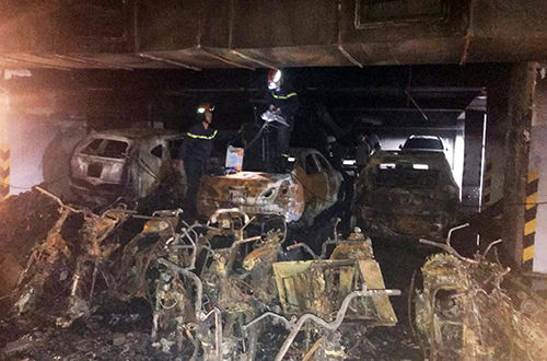 Nhiều xe máy bị cháy rụi trong vụ hỏa hoạn tại chung cư Carina, TPHCM.