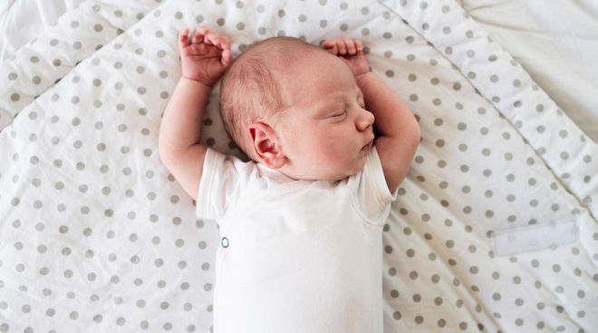 Khoảnh khắc bé ngủ với hai tay đưa lên khỏi đầu quả thật đáng yêu, ngộ nghĩnh. Ảnh minh họa (nguồn Internet).