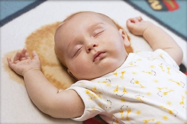 Tư thế bé ngủ thoải mái nhất cho bé là nằm nghiêng sang trái hoặc sang phải. Ảnh minh họa (nguồn Internet).
