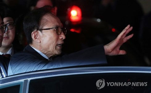 Cựu Tổng thống Lee Myung-bak bị gia hạn tạm giữ thêm 10 ngày.