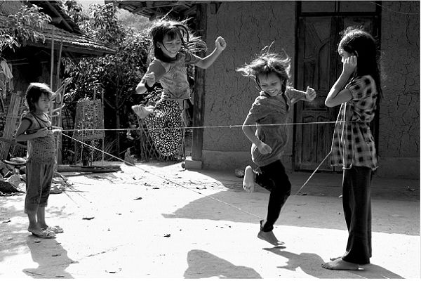 Tuổi thơ của những cô nàng 8X, 9X không thể quên nhắc đến trò nhảy dây.